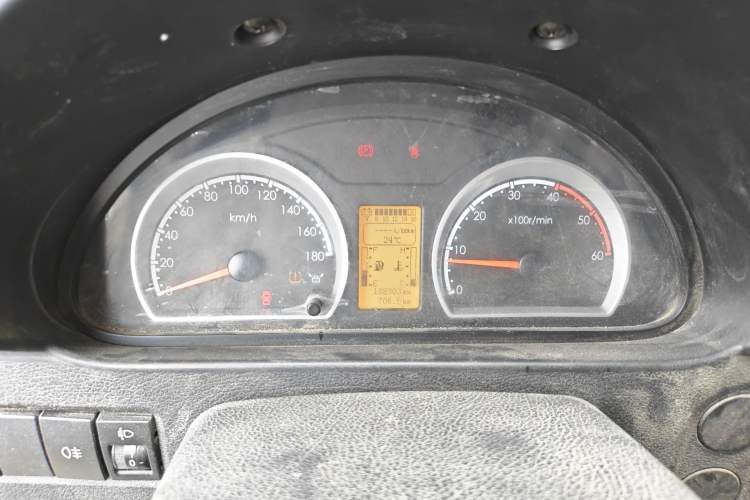 Used Dongfeng Yufeng 2021 2.3T V9 Logistics Vehicle Short Wheelbase Mid-Roof Design 5-9 Seater China V Emission Standard WP2.3