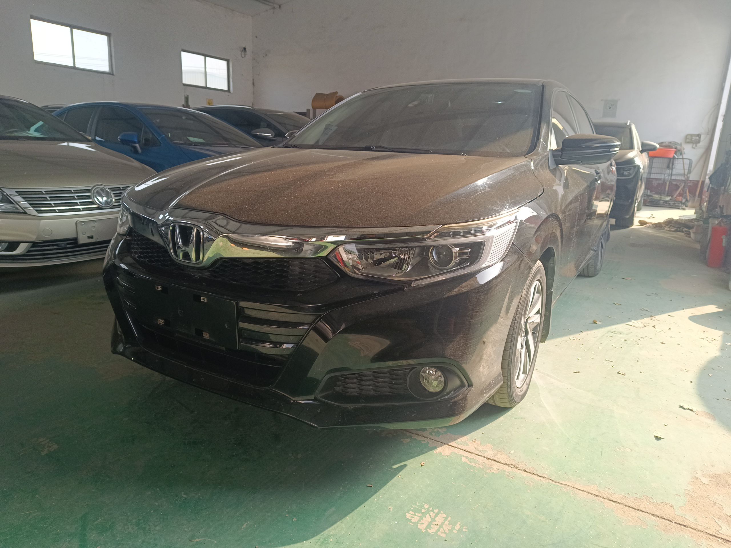 Под передней частью автомобиля