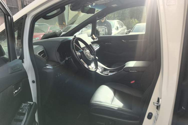 Used Lexus LM 2020 300h Seven-Seat Elegant Edition
