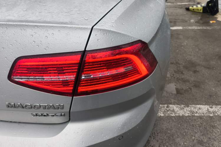 Used Volkswagen Magotan 2017 330TSI DSG Leading Model Right Rear Taillight