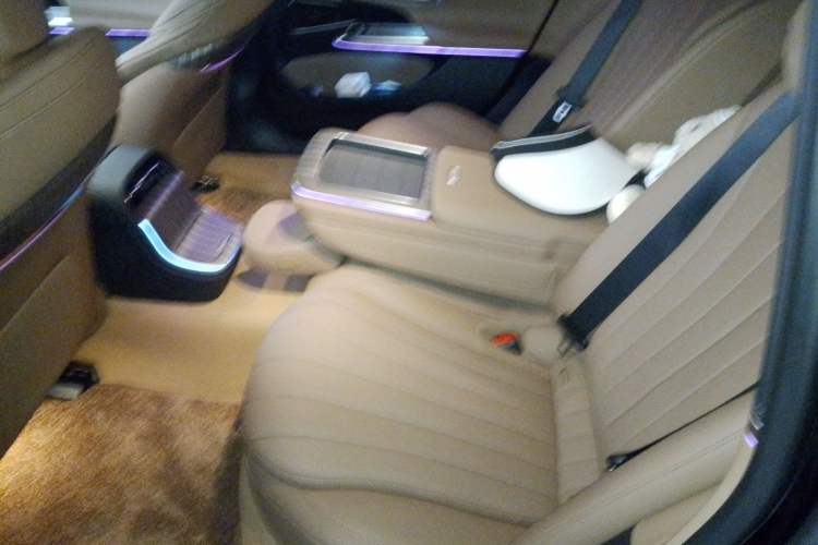 Used Mercedes-Benz E-Class New Energy 2024 E 350 e L Plug-in Hybrid Sedan Left Rear Seat