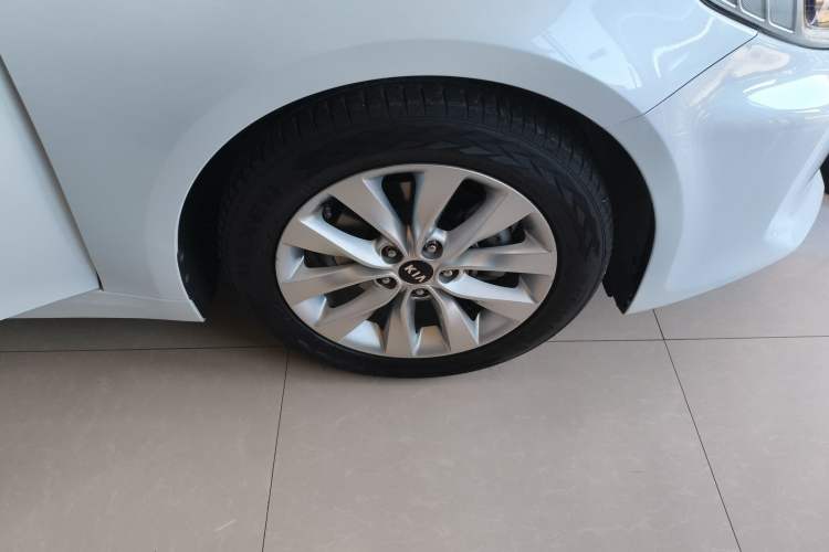 Used Kia K5 2016 1.6T Automatic LUX Left Front Wheel Hub