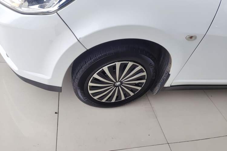 Used Venucia D50 2013 1.6L Automatic Fashion Edition Left Front Wheel Hub