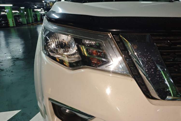 Used Nissan Terra 2018 2.5L Automatic 4x4 Luxury Edition Right Front Headlight