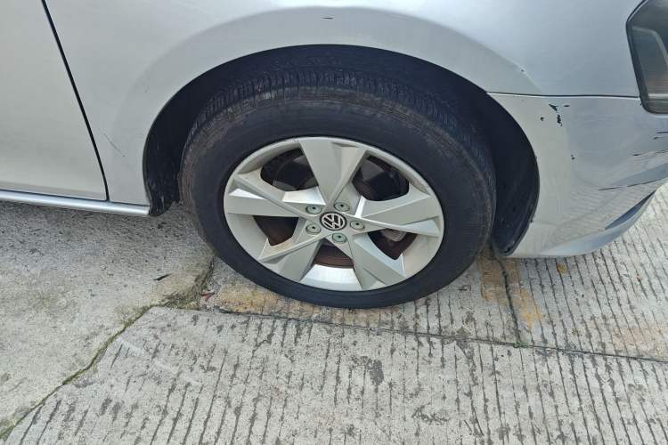 Used Volkswagen Bora 2014 1.6L Automatic Comfort Model Right Front Wheel Hub