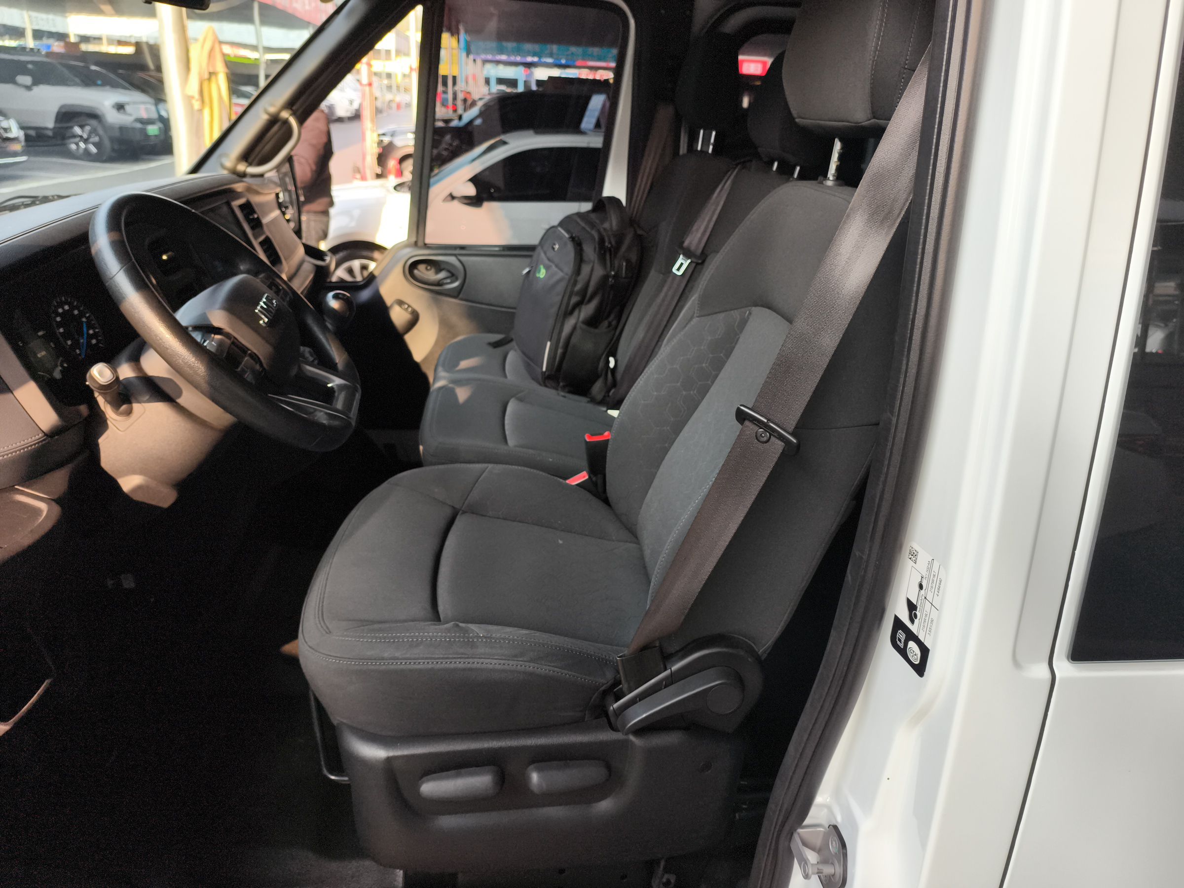 Переднее сиденье в автомобиле