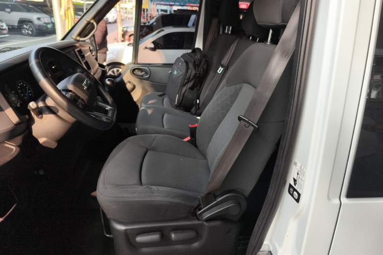 Used JMC Fushun 2022 2.0T Manual Multi-Function Passenger Vehicle Short Wheelbase Low Roof 6-Seater