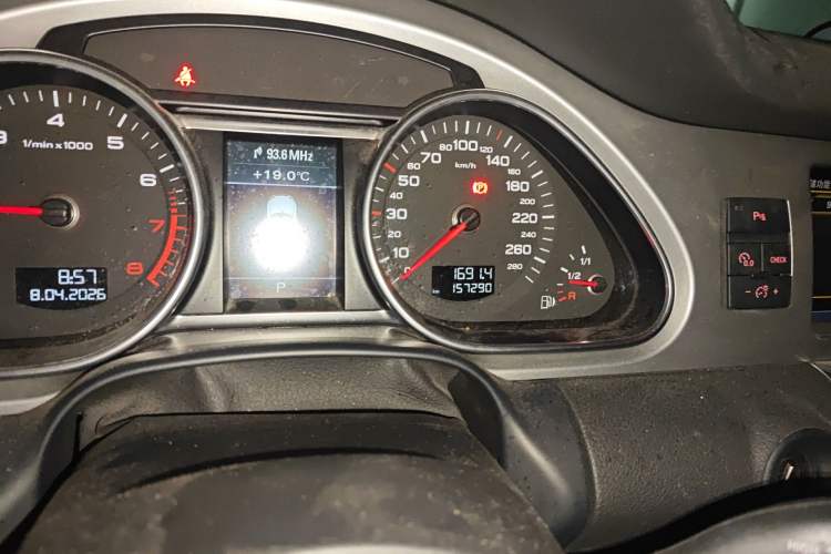 Used Audi Q7 2014 35 TFSI Sport Edition Odometer Close Up