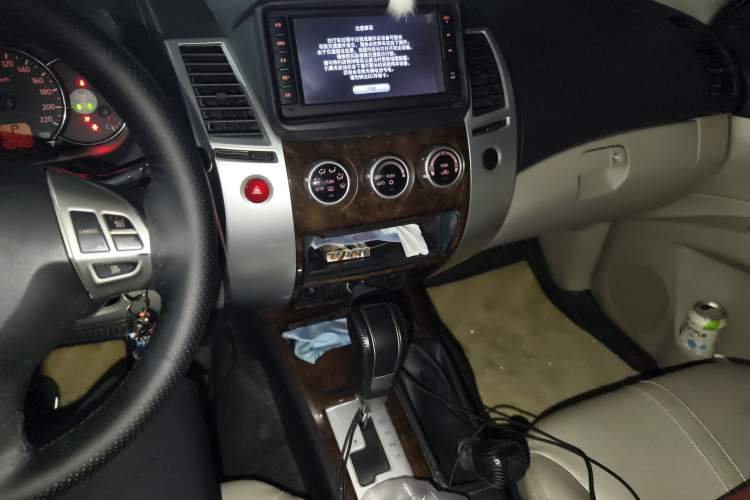 Used Mitsubishi Pajero Sport 2013 3.0L Automatic 4x4 Flagship Edition
