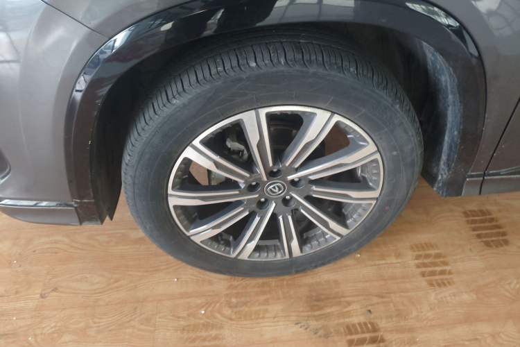 Used CHANGAN CS75 PLUS 2023 3rd Generation 1.5T Automatic Prestige Model Left Front Wheel Hub