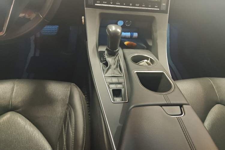 Used Toyota Avalon 2019 Dual-Engine 2.5L XLE Prestige Version China VI Standard Gear Lever