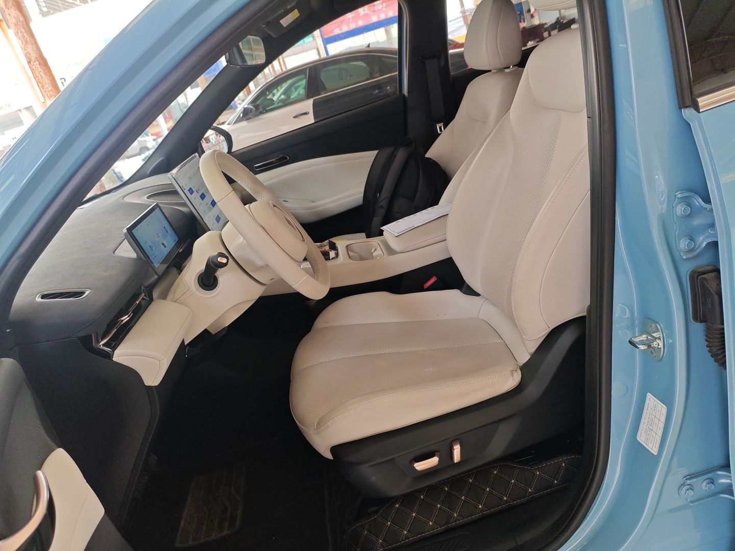 المقاعد الأمامية داخل السيارة