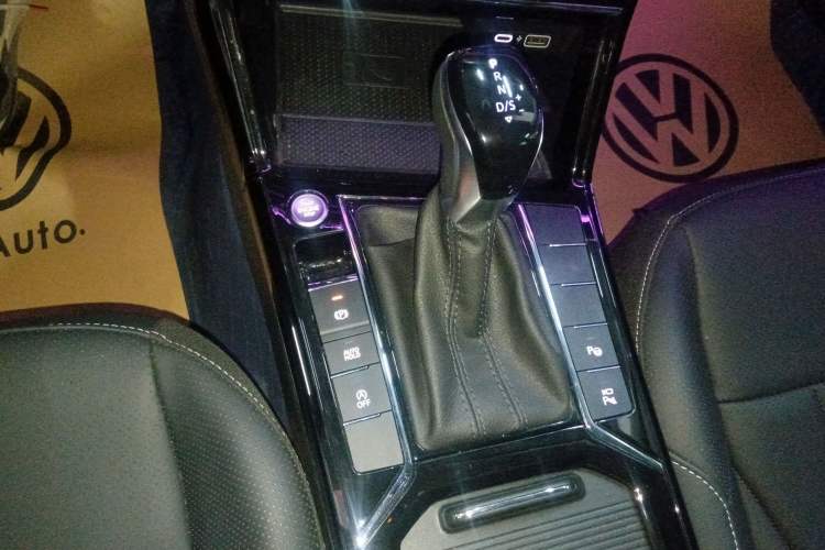 Used Volkswagen Passat 2025 Outstanding Model 380TSI Starry Dragon Glorious Edition Gear Lever