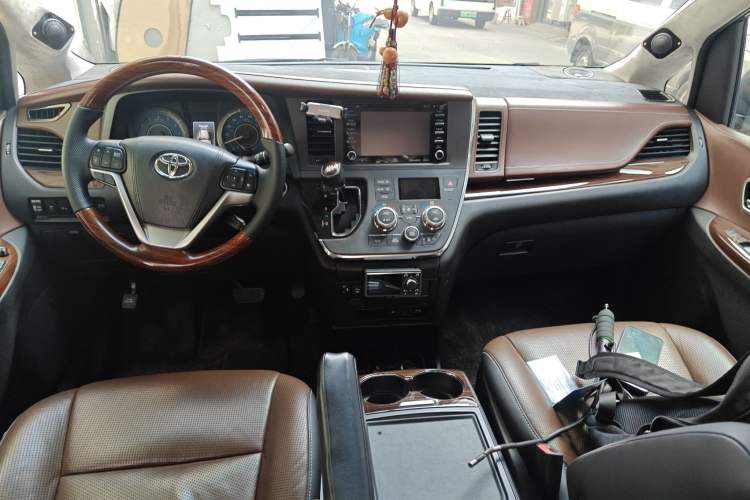 Used Toyota SIENNA 