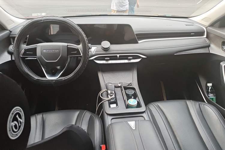 Used Venucia V 2022 260T Black Horse Edition · Idol Center Console