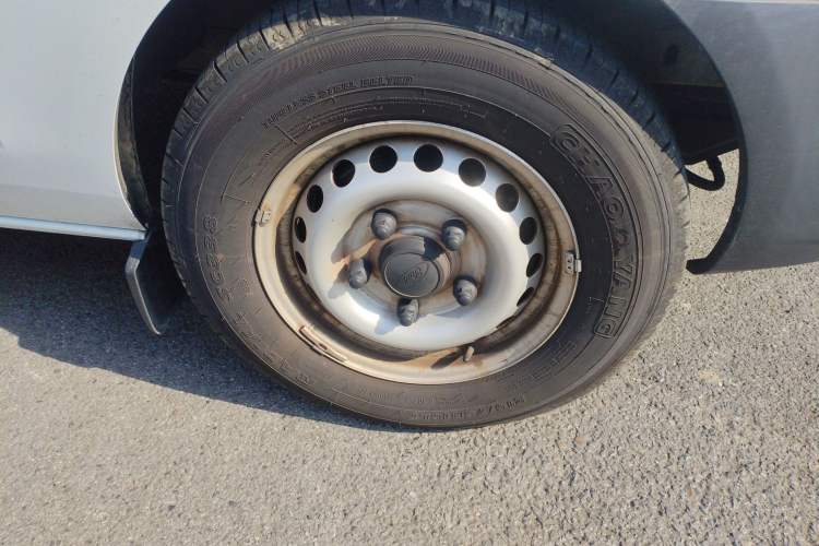 Used Ford Transit 2019 2.0T Diesel Van Mid-Chassis Mid-Roof 3-Seater China VI Standard