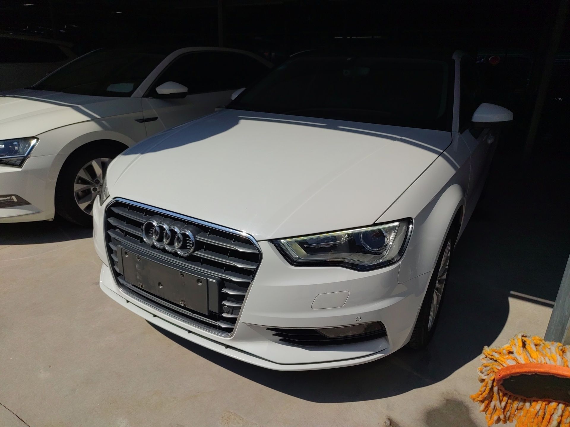 تحت مقدمة السيارة