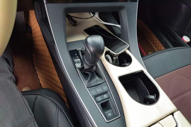 Used Toyota Avalon 2019 Dual-Engine 2.5L Luxury Edition China VI Standard
