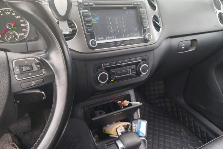 Used Volkswagen Tiguan 2010 1.8 TSI Automatic All-Wheel Drive Fashion Edition Audio And AC Panel