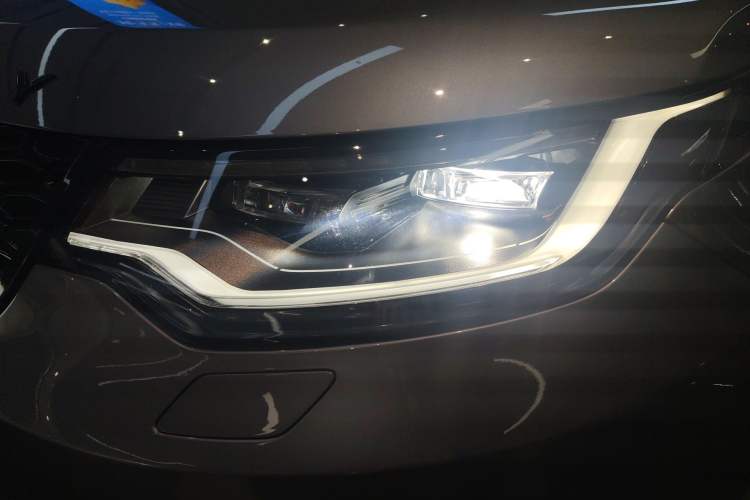 Used Land Rover Discovery 2023 300PS S Left Front Headlight