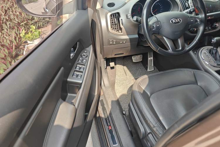 Used Kia Sportage R 2015 2.0L Automatic Two-Wheel Drive DLX Model Driver Seat