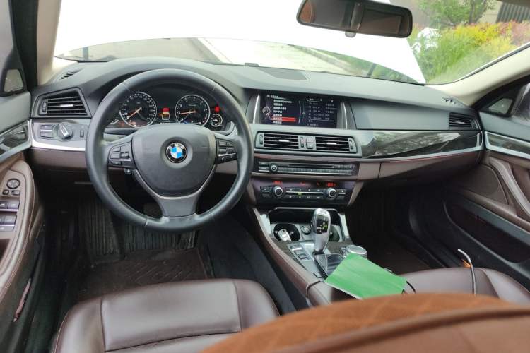 Used BMW 5 Series 2014 525Li Luxury Design Package Center Console