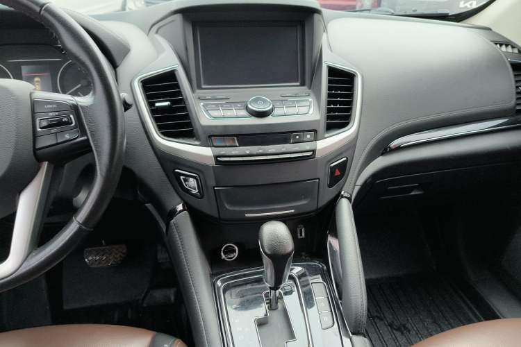 Used Dongfeng Aeolus AX7 2018 Classic 1.6T Automatic Luxury Model Audio And AC Panel