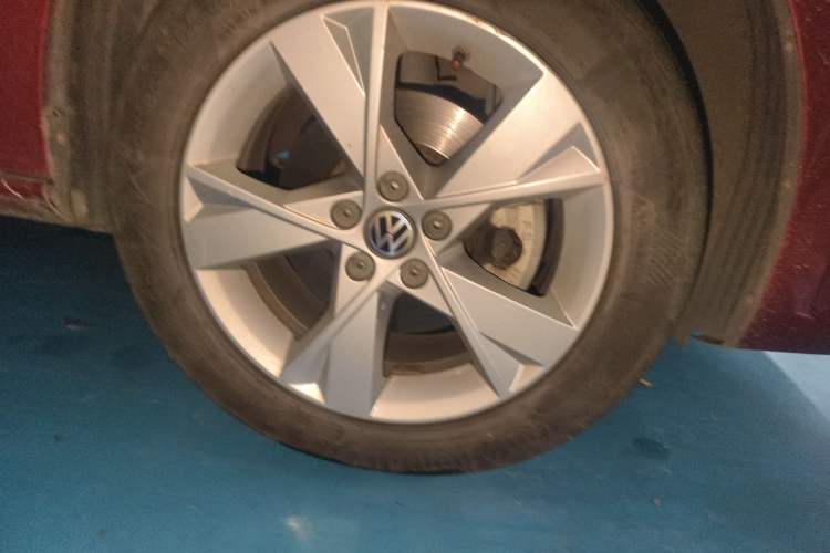 Used Volkswagen Bora 2014 1.6L Automatic Comfort Model Right Front Wheel Hub