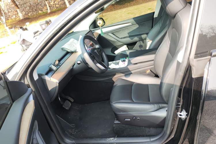 Used Tesla Model Y 2023 Long-Range All-Wheel-Drive Version Left Front Seat