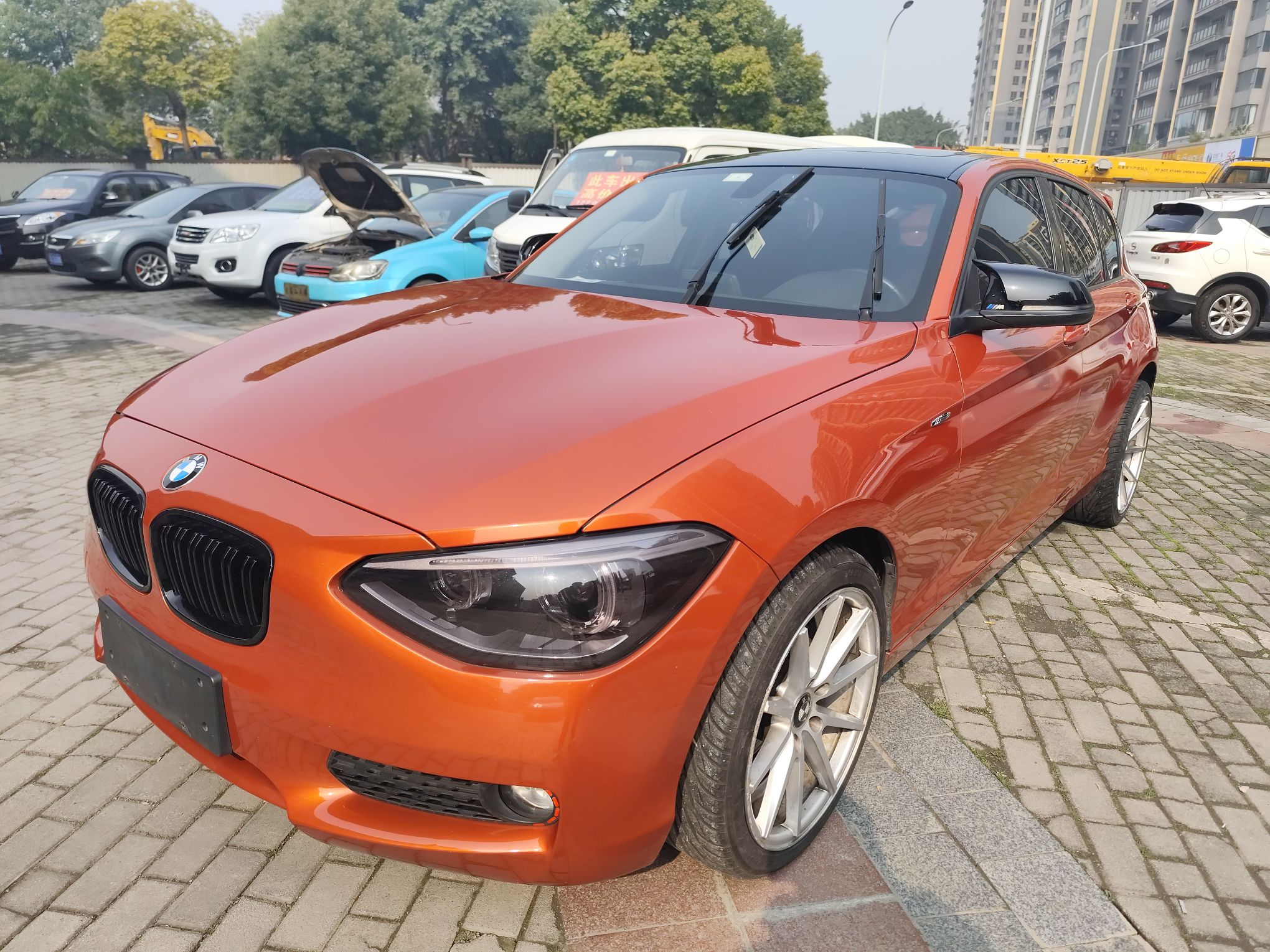 تحت مقدمة السيارة