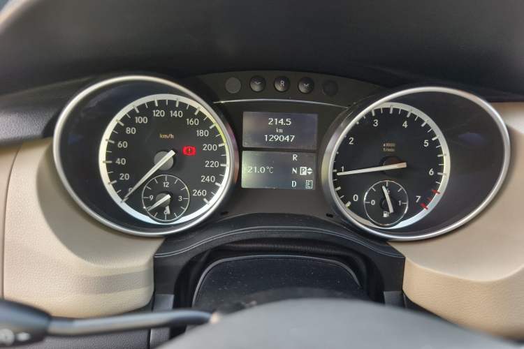 Used Mercedes-Benz R-Class 2014 R 320 4MATIC Luxury Model Odometer Close Up