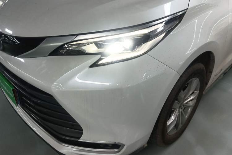 Used Toyota SIENNA 2023 2.5L Hybrid Luxury Edition