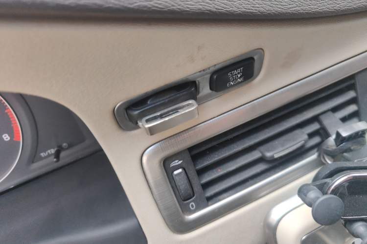 Used Volvo S80L 2011 2.0T Zhiya Edition
