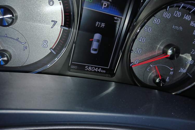 Used Toyota Crown 2018 2.0T Fashion Edition Odometer Close Up