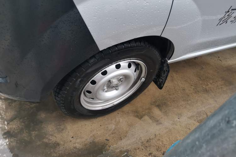 Used Jinbei Hiace X30 2023 1.5L Super-Comfortable Passenger Van 5/6/7-Seater Non-Air-Conditioned Version Model SWC15M