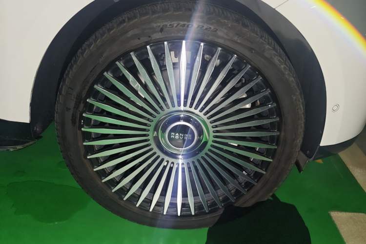 Used Land Rover Range 2023 3.0 L6 400 PS Prestige Seven-Seater Extended Version Right Front Wheel Hub