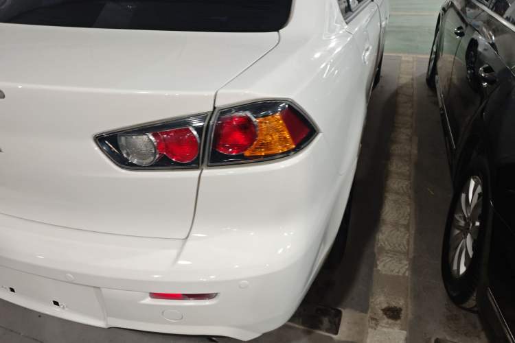 Used Mitsubishi Lancer EX 2016 1.8L CVT Black-and-White Retro Edition Right Rear Taillight