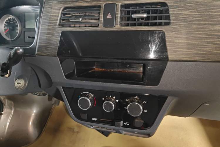 Used Jinbei Hiace X30 2020 1.5L Van Super-Enjoyment Model China VI Standard SWC15M Audio And AC Panel