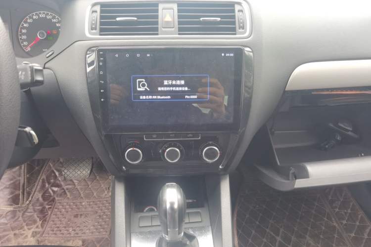 Used Volkswagen Sagitar 2012 1.6L Automatic Comfort Edition Audio And AC Panel