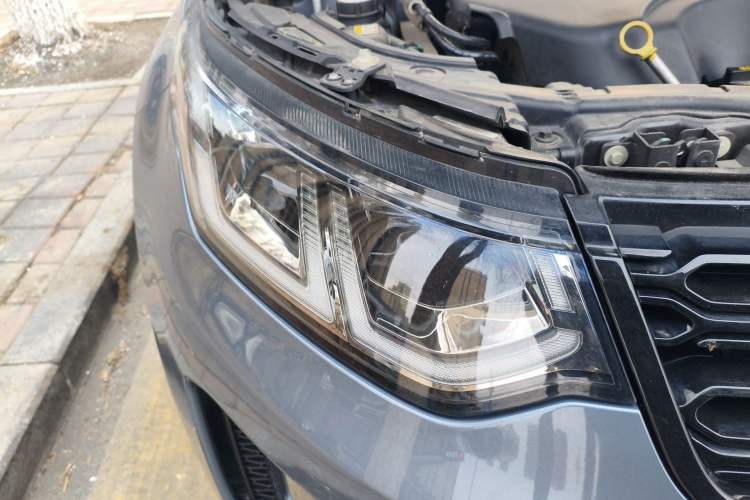 Used Land Rover Discovery Sport 2020 249 PS R-Dynamic Performance Edition Right Front Headlight
