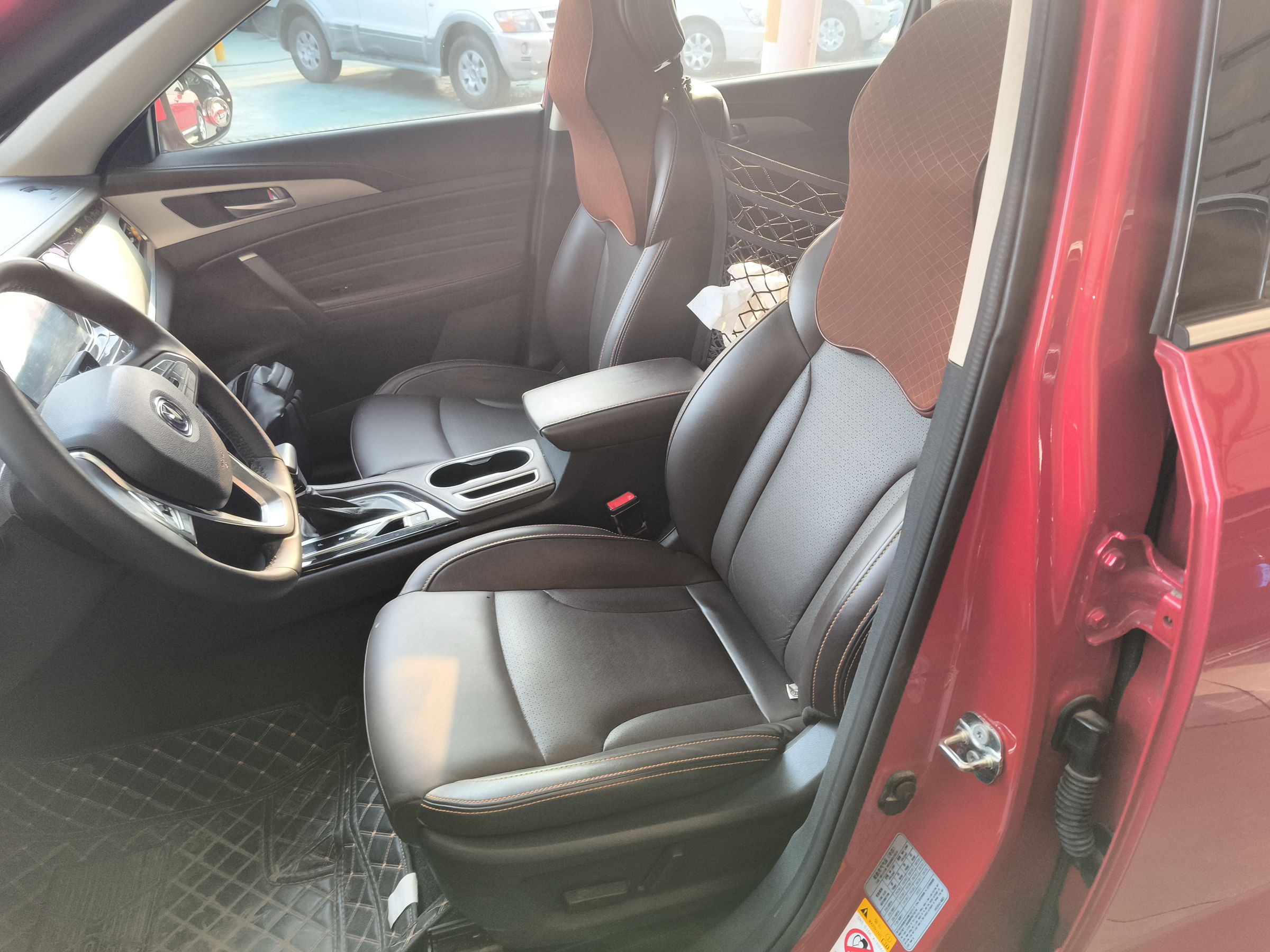 المقاعد الأمامية داخل السيارة