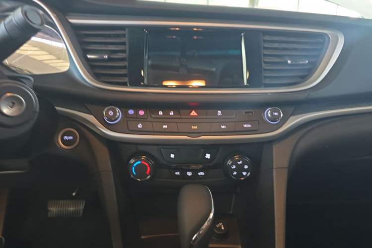 Used Buick GT 2021 Revised Version Flagship 1.5L Automatic Elite Edition Audio And AC Panel