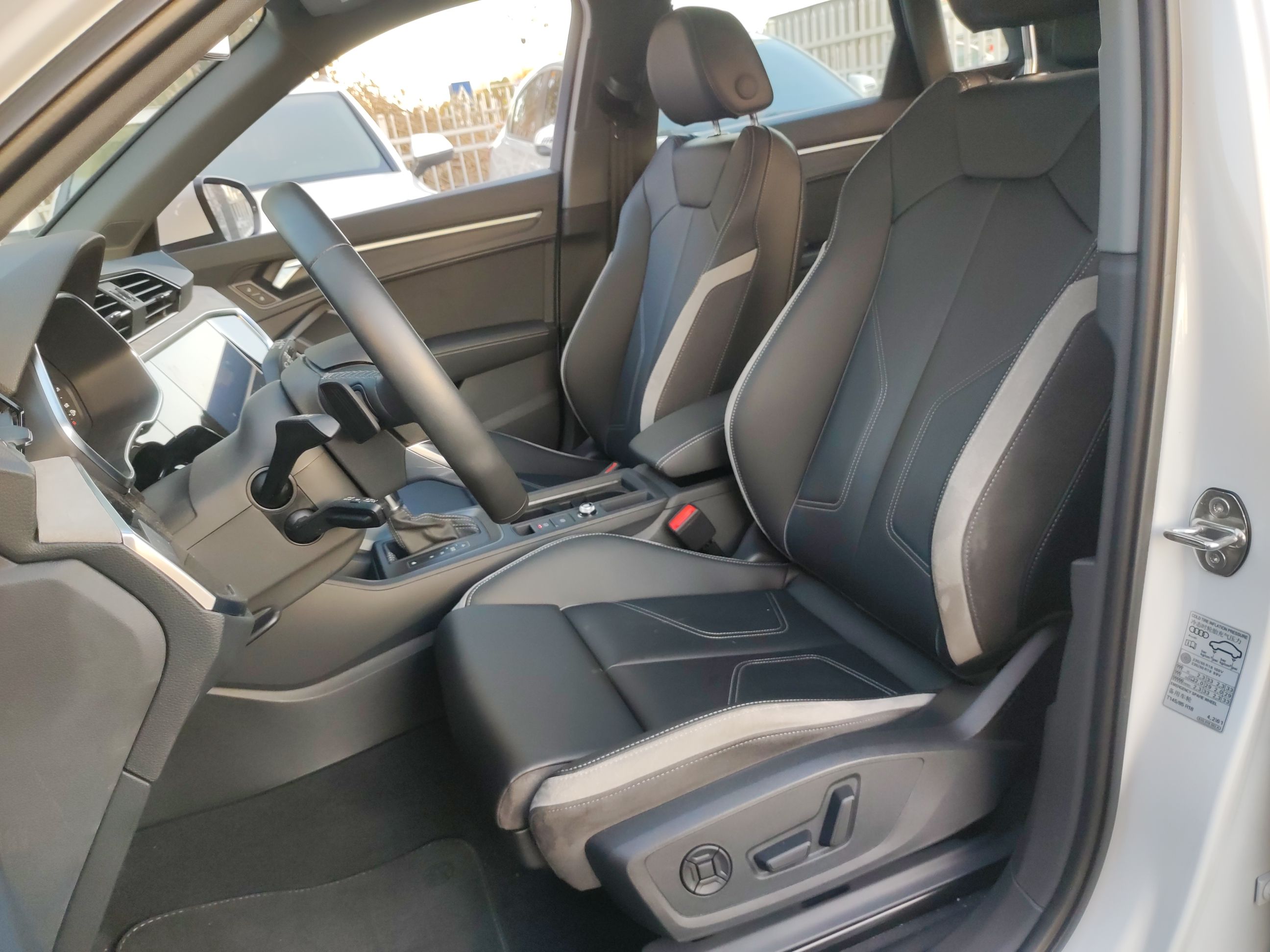 المقاعد الأمامية داخل السيارة