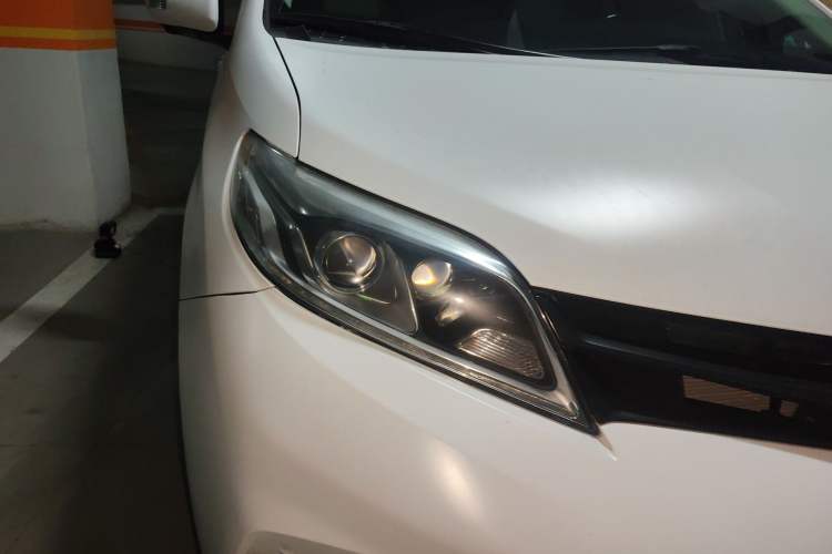 Used Toyota SIENNA 2018 3.5L Four-Wheel Drive SE Version 7 Seats U.S. Specification Right Front Headlight