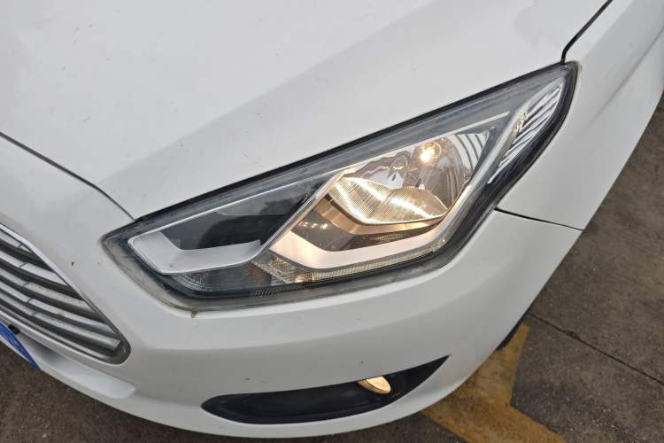 Used Ford Escort 2015 1.5L Automatic Comfort Edition Left Front Headlight