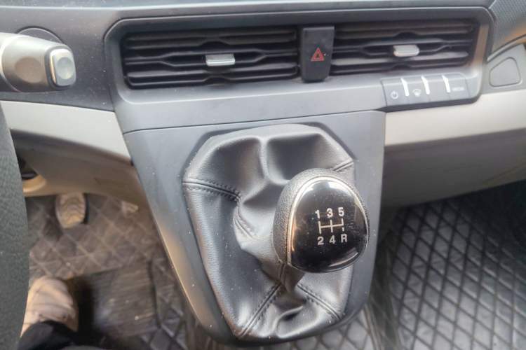 Used Ford Transit 2023 2.0T Diesel Manual Multifunction Commercial Vehicle Short Wheelbase Low Roof 5/6 Seats Gear Lever