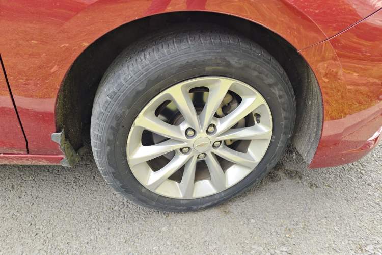 Used Chevrolet Cruze 2017 1.5L Automatic Pioneer Sunroof Edition Right Front Wheel Hub