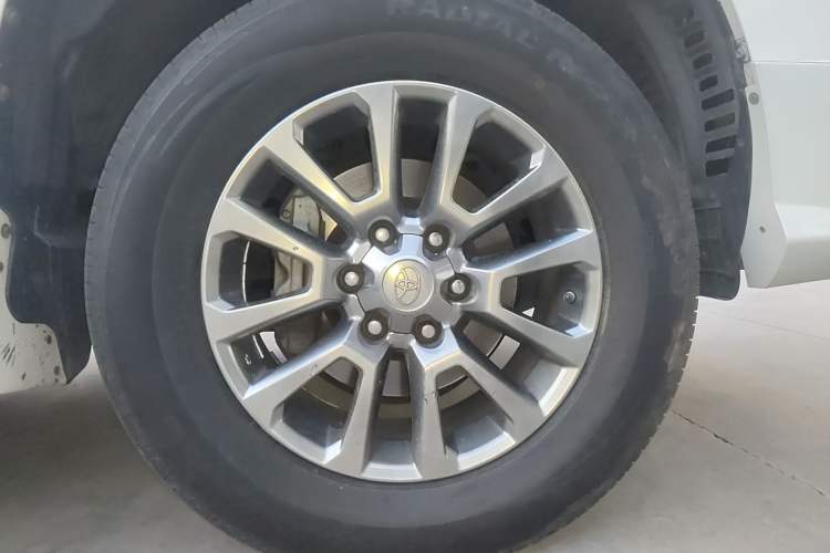 Used Toyota Prado  Right Front Wheel Hub