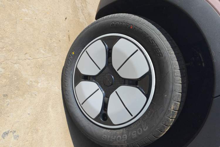 Used Geely Galaxy Geome 2026 Model 310km Youth Edition Right Rear Wheel Hub