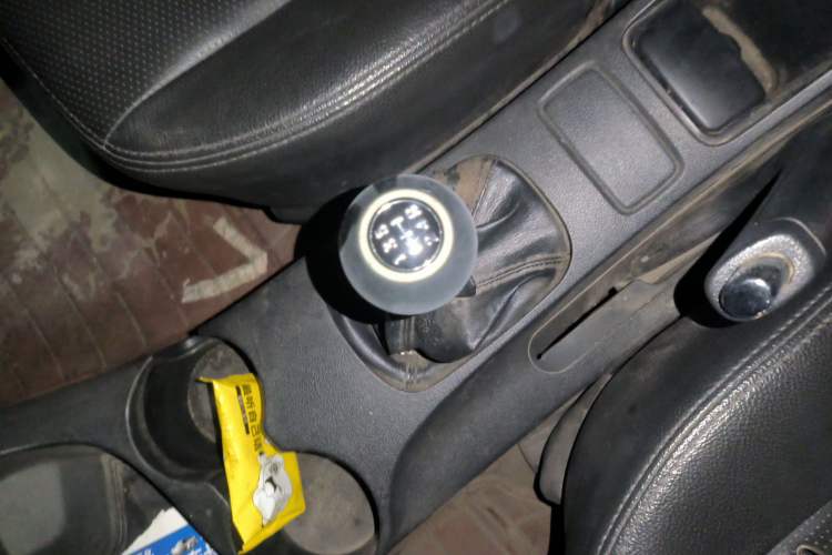 Used Kia Sportage 2013 2.0L Manual Two-Wheel Drive GLS Gear Lever